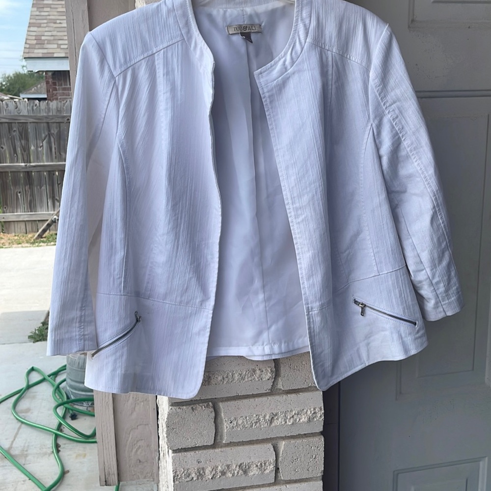 This is a blazer from the brand roz & Ali, size XL, it’s white